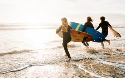 Surf Lessons – Our ultimate guide for beginner surfers covers everything you need to know when learning to surf: from choosing a surfboard to reading waves, turns & more! Estela Surf & Hostel.